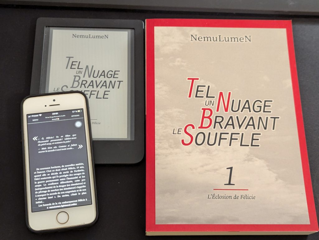 Un livre physique, une liseuse, un smartphone, montrant le livre Tel Un Nuage Bravant Le Souffle.